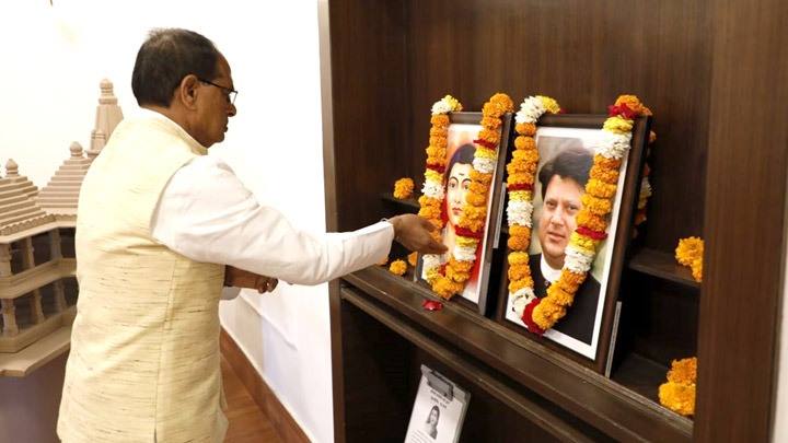मुख्यमंत्री श्री चौहान ने श्रीमती सावित्री बाई फुले की पुण्य-तिथि पर श्रद्धांजलि अर्पित की